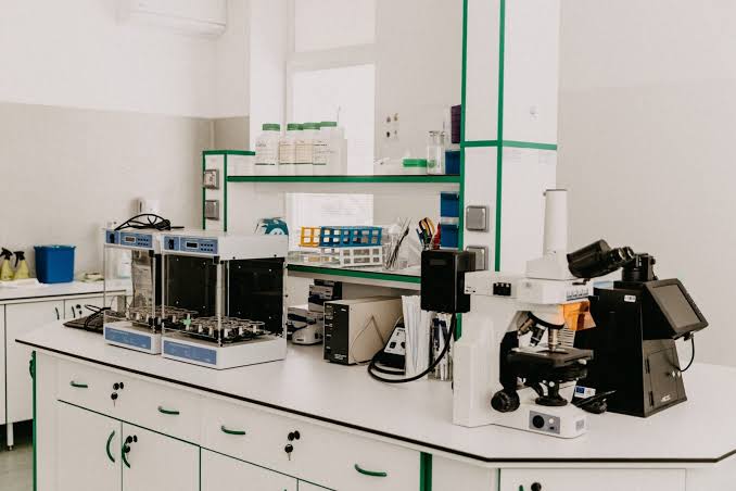 Jak wybrać odpowiedni produkt laboratoryjny i IT